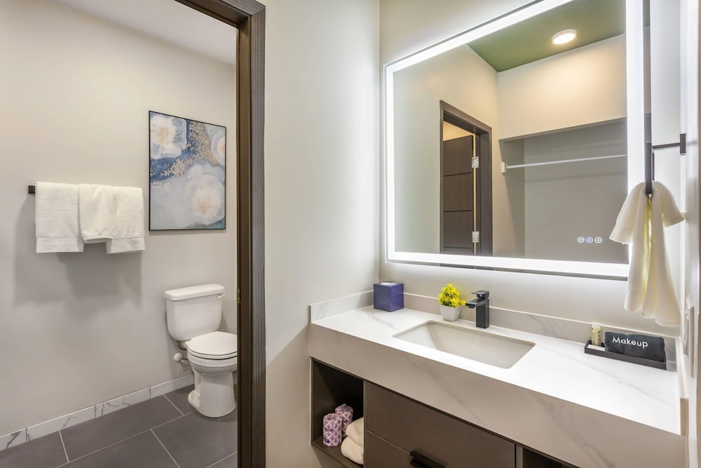 The Valor, Ascend Hotel Collection 52/55