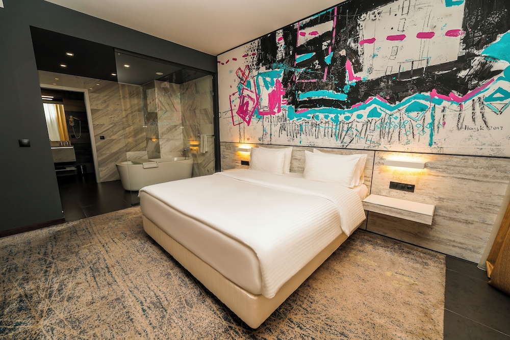 Art, Deluxe, King Bed
