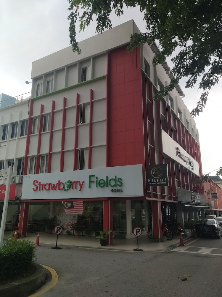 Hotel Strawberry Fields 6/48