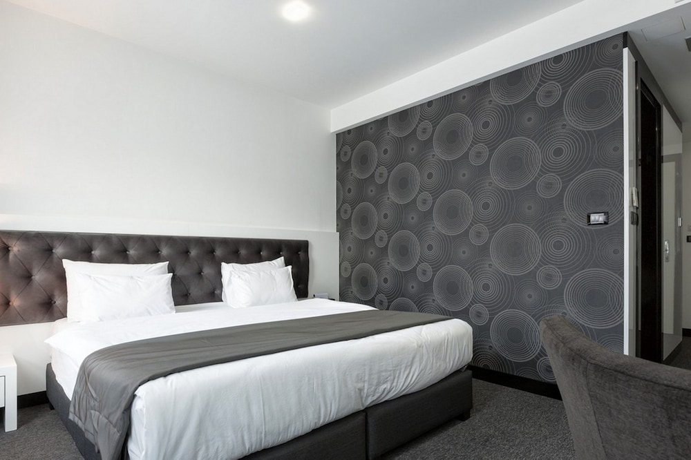 NOVA CITY HOTEL SIGNATURE COLLECTION 12/50