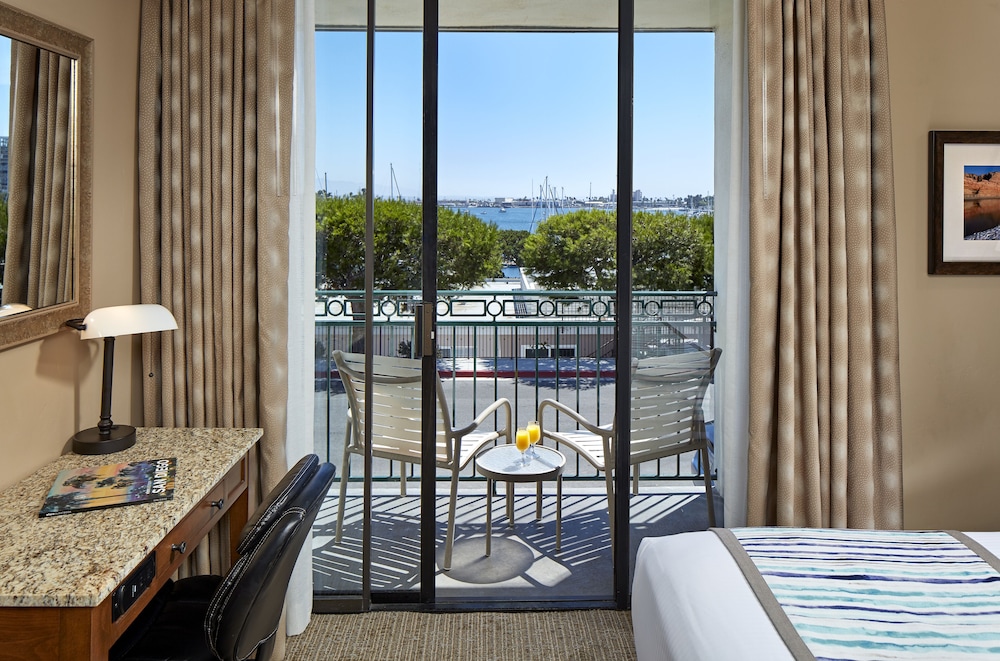 Glorietta Bay Inn 33/78