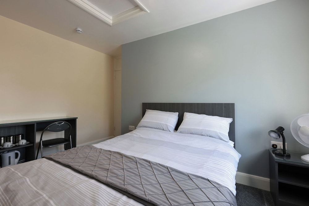 Room at OYO Honeycroft Lodge, LONDON