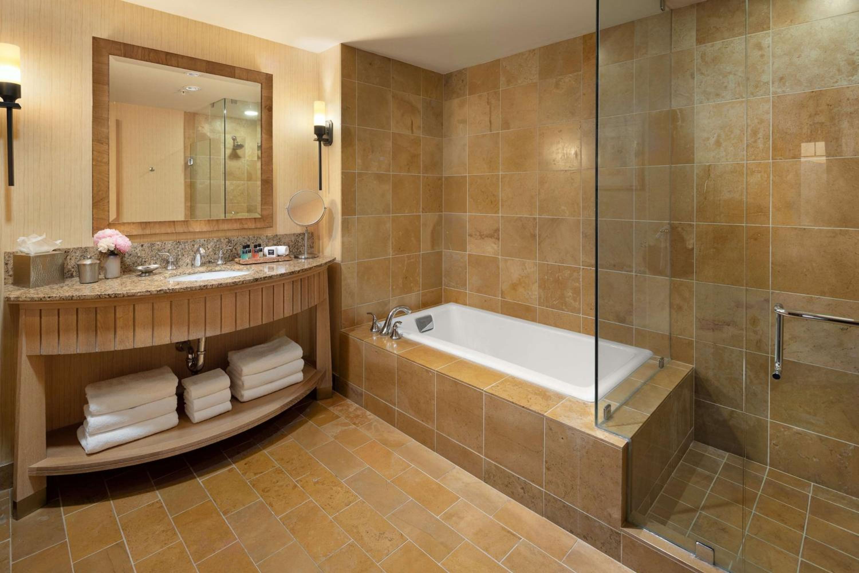 1 Bedroom, Renovated, Lodge, Suite, King Bed, Resort View, Sofa، Suncadia Resort 4/6