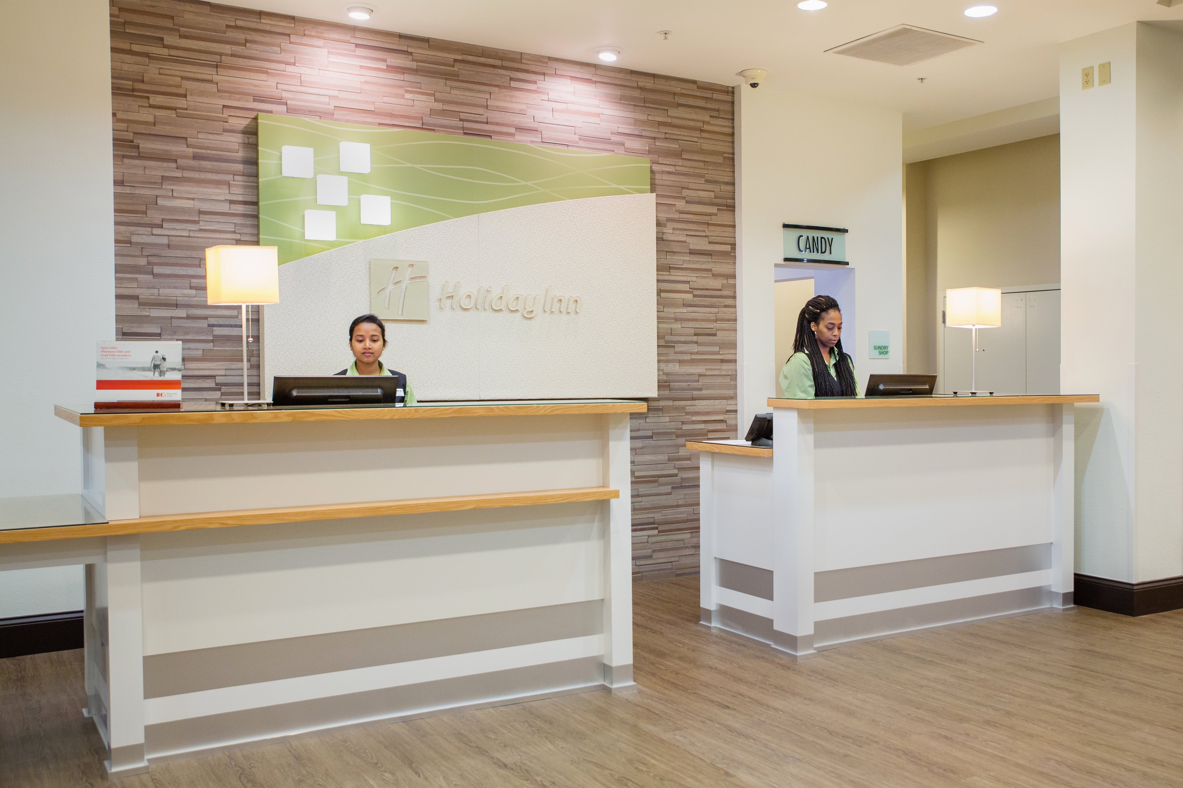 Holiday Inn Hotel Suites Bloomington Airport 2/50