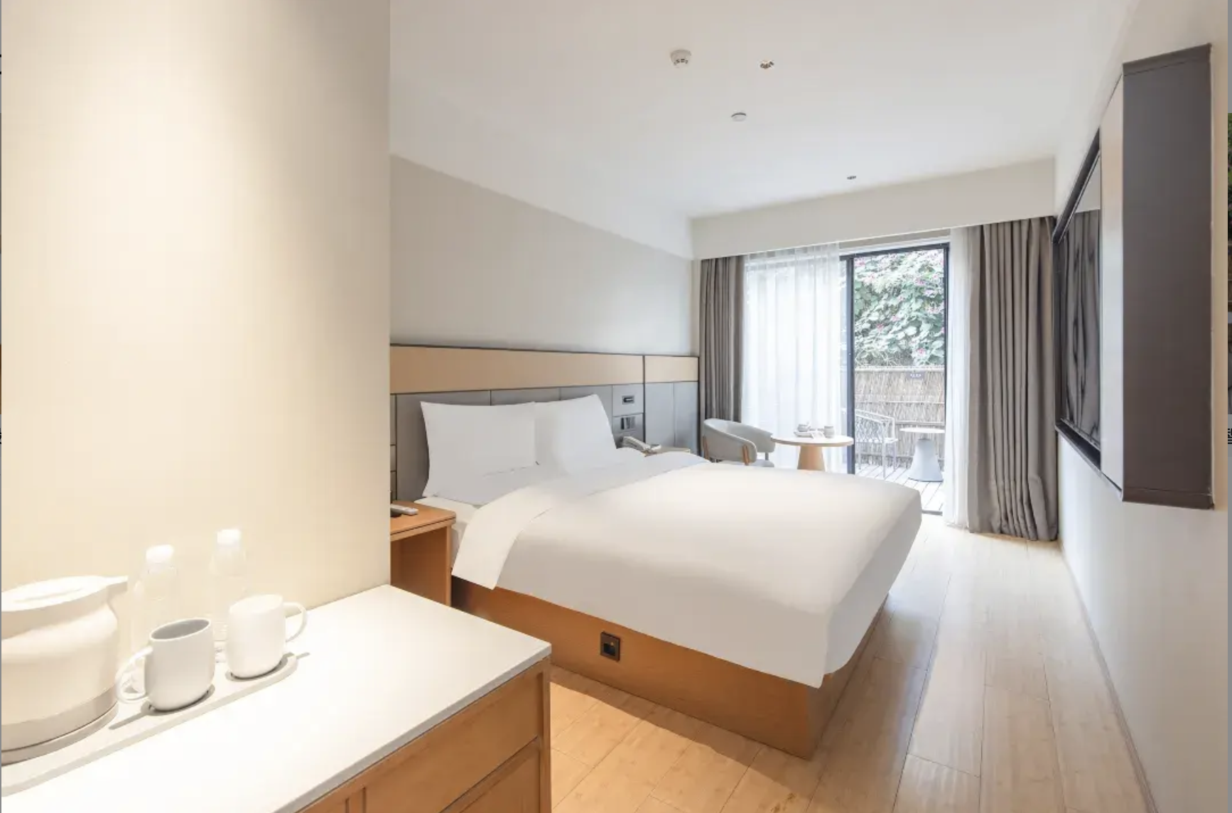 Queen Bed, with View