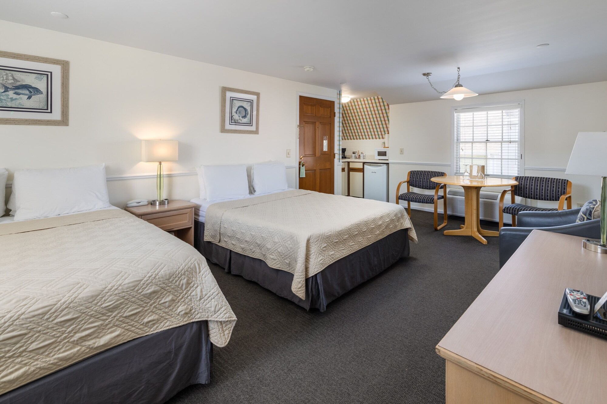 Downtown, 3 Queen Beds