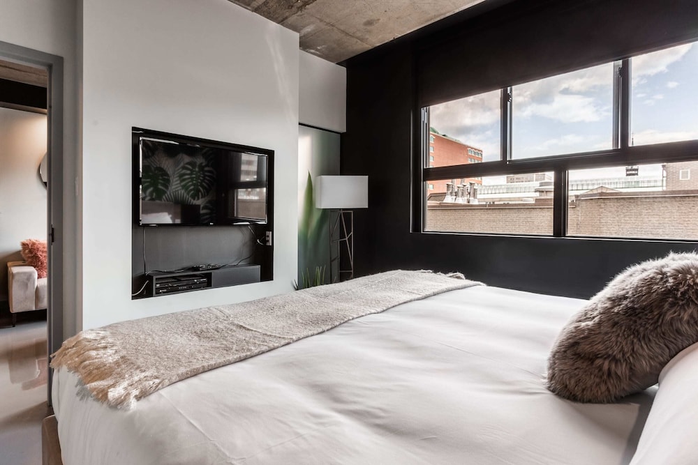 Pierce Boutique Apartments 12/73