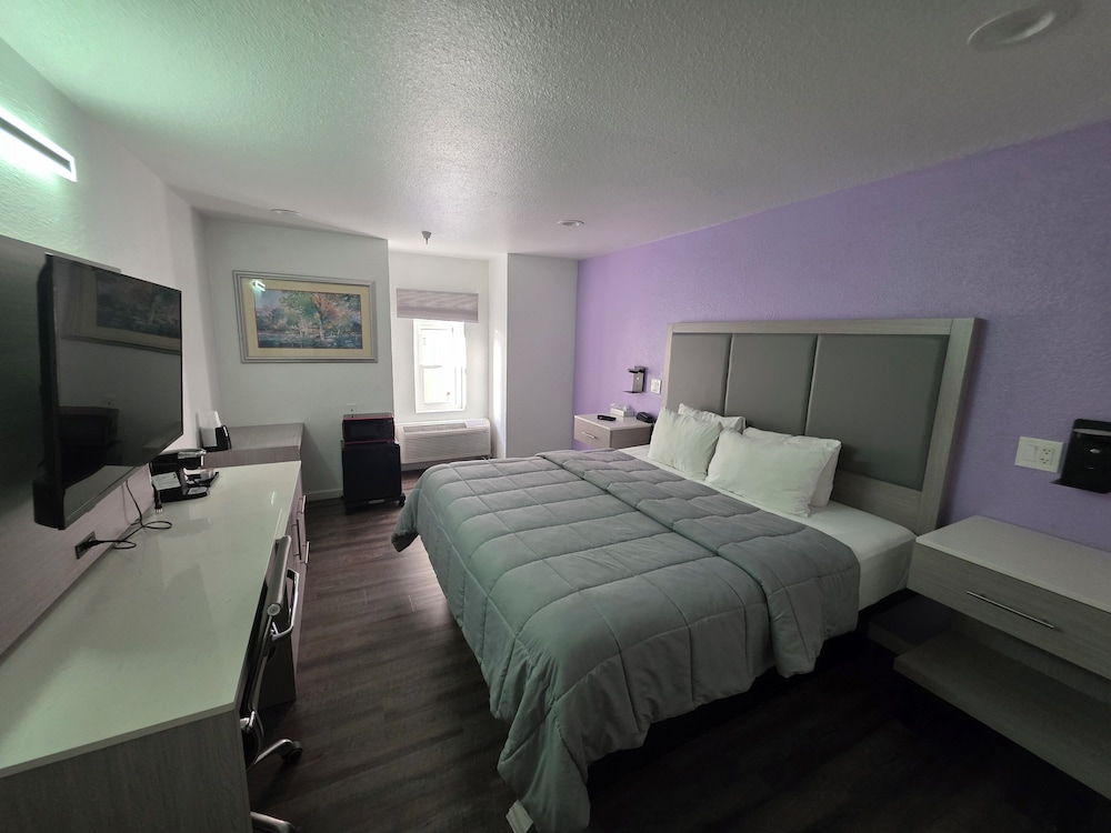 DELUXE, KING BED
