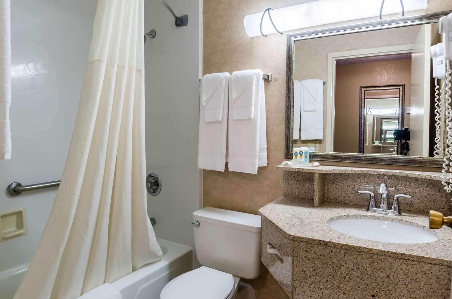 Quality Inn Chicopee-Springfield 16/17