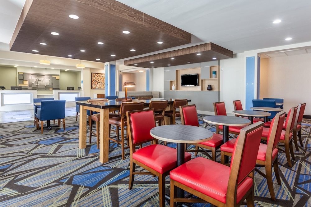 HOLIDAY INN EXPRESS HOTEL & SUITES ALBERT LEA - I-35 42/59