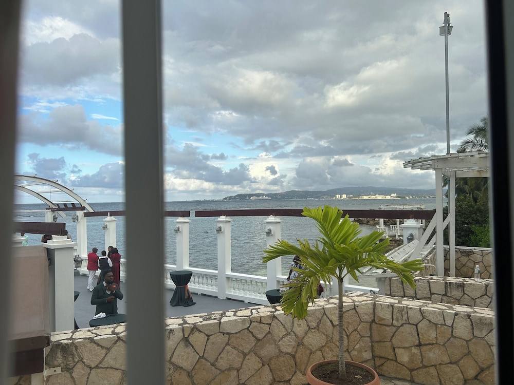 Waters Edge Guest House 32/38
