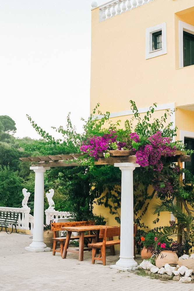 Avra Paradise Aparthotel 5/50