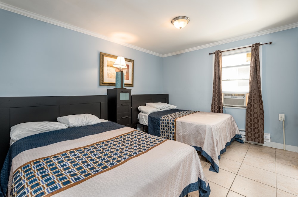 Boardwalk Hotel Charlee Beach House Rentals 12/50