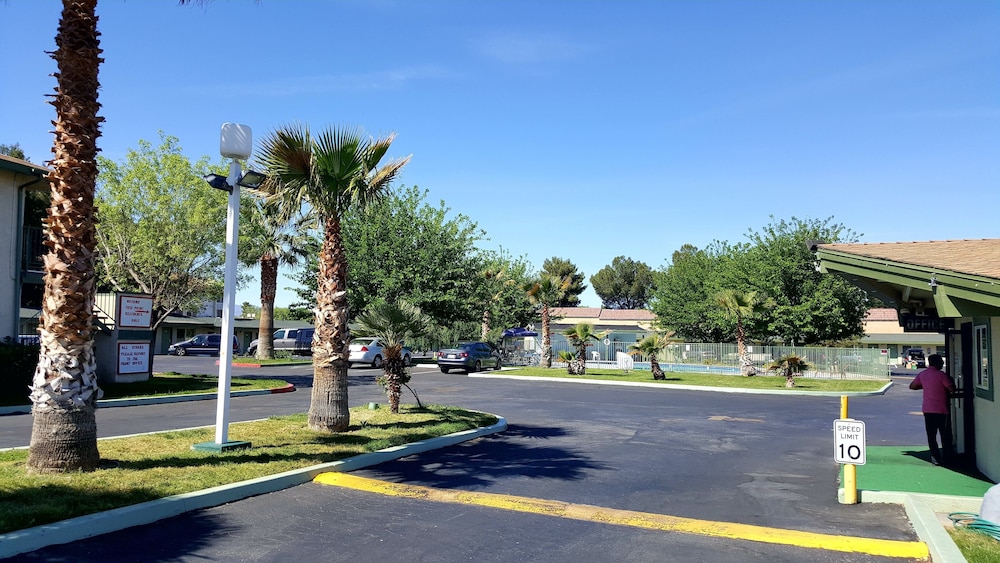 Town House Motel 5/45