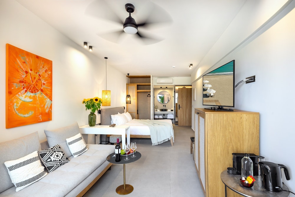 Calla Luxury Seafront Suites 3/50