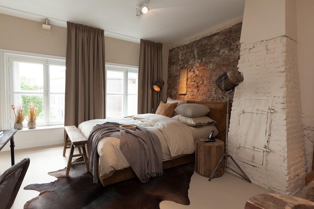 SUITE, KING BED