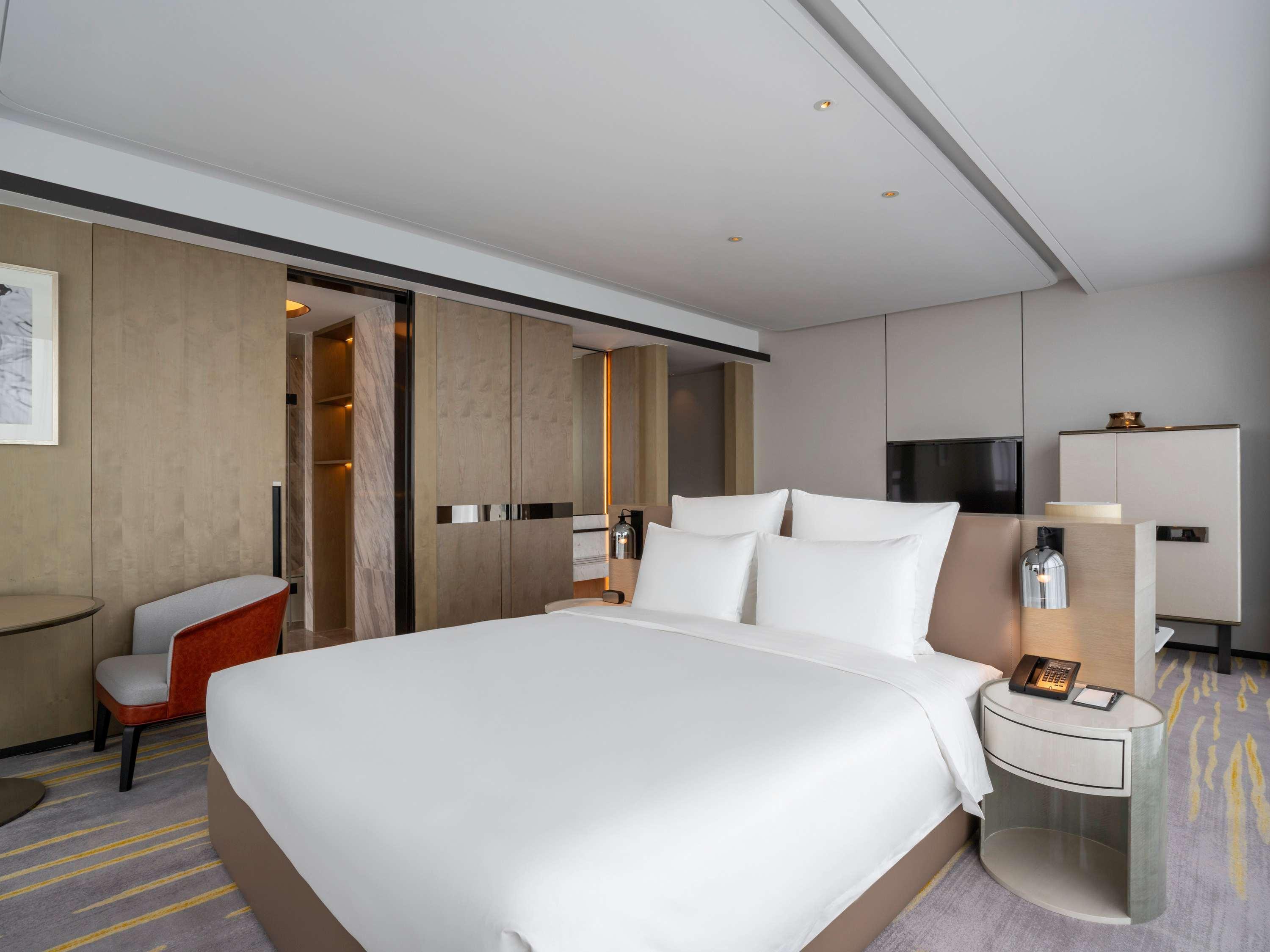 DELUXE, EXECUTIVE, KING BED, LOUNGE ACCESS