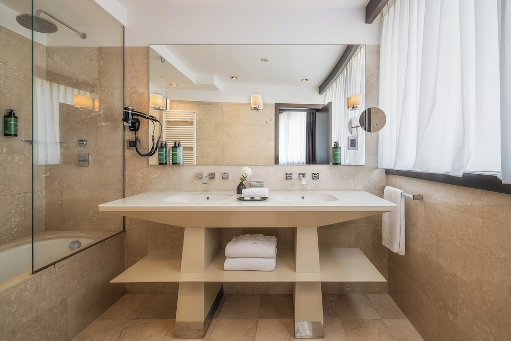 غرفة بريميوم ركنية بسريرين منفصلين، Crowne Plaza Milan City 8/9