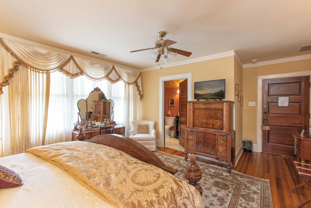 The Black Walnut B & B Inn 24/73