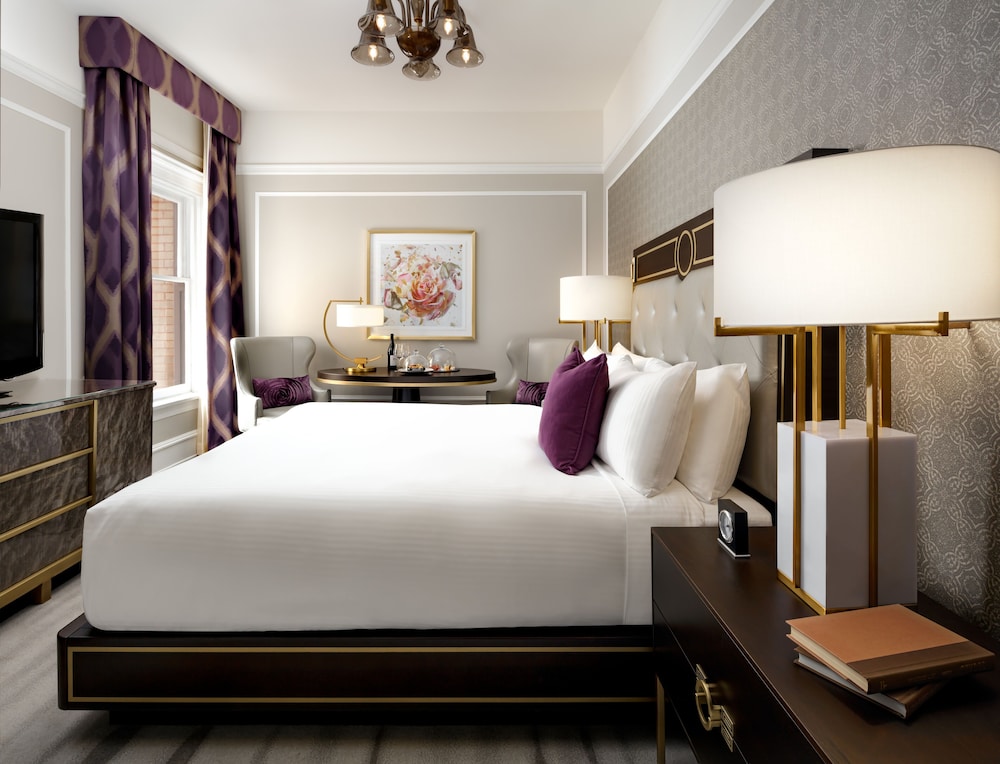 Fairmont Gold, Queen Bed, City View