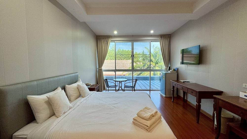 DELUXE, KING BED