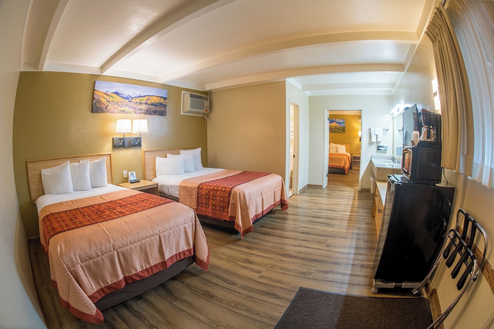 Glenwood Springs Cedar Lodge 16/48