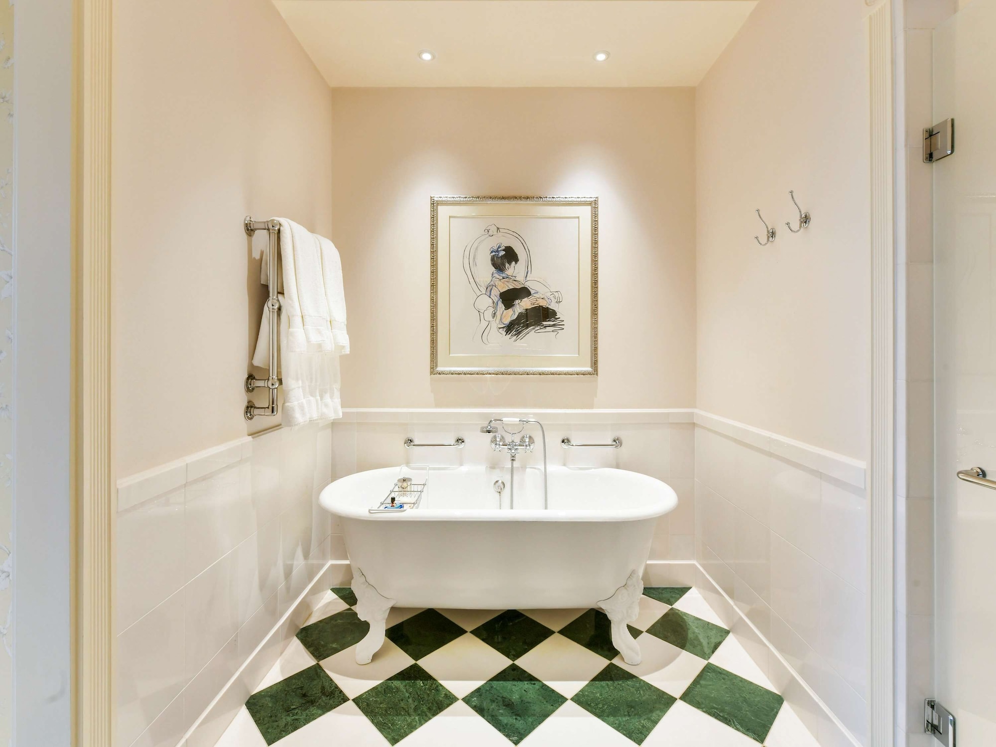 جناح جونيور بسرير كينج بإطلالة على النهر، The Savoy Hotel 10/10