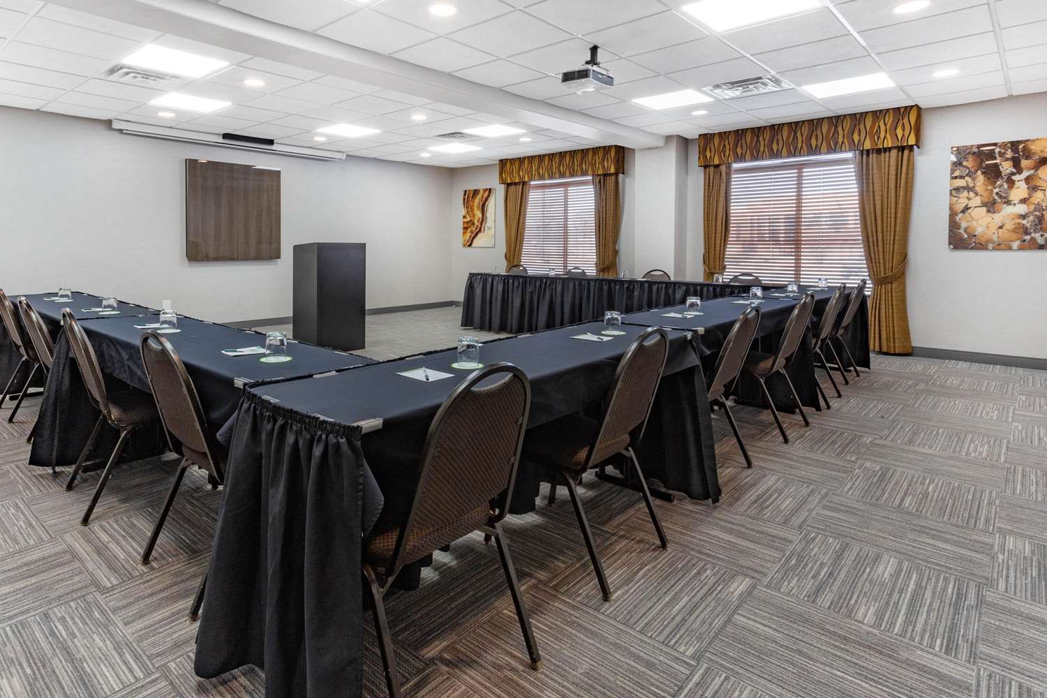 Wingate By Wyndham Tinley Park 40/48