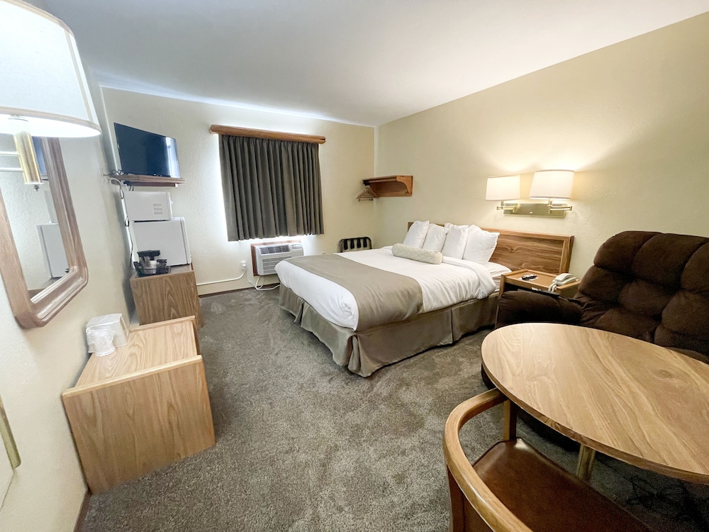 Beartooth Hideaway Inn and Cabins 21/56