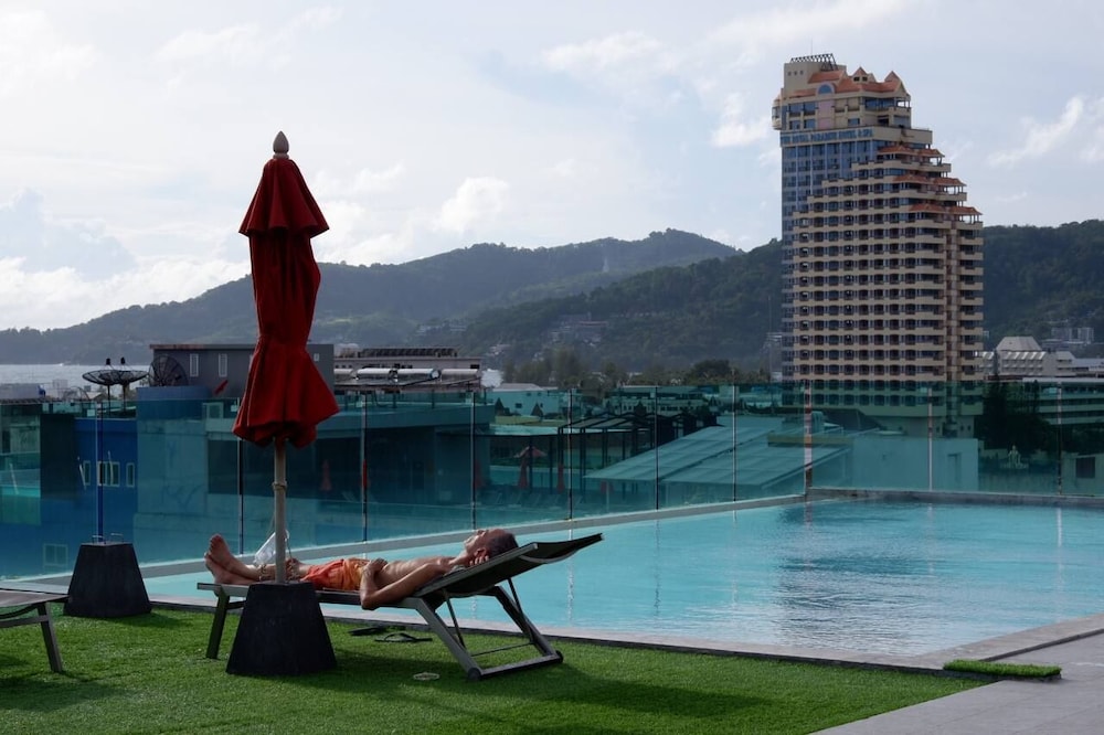 Neon Patong Hotel 57/65