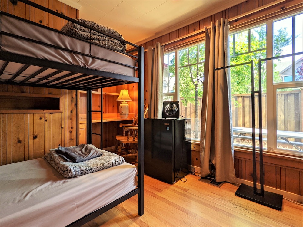 Bunk & Brew Historic Lucas House 51/71