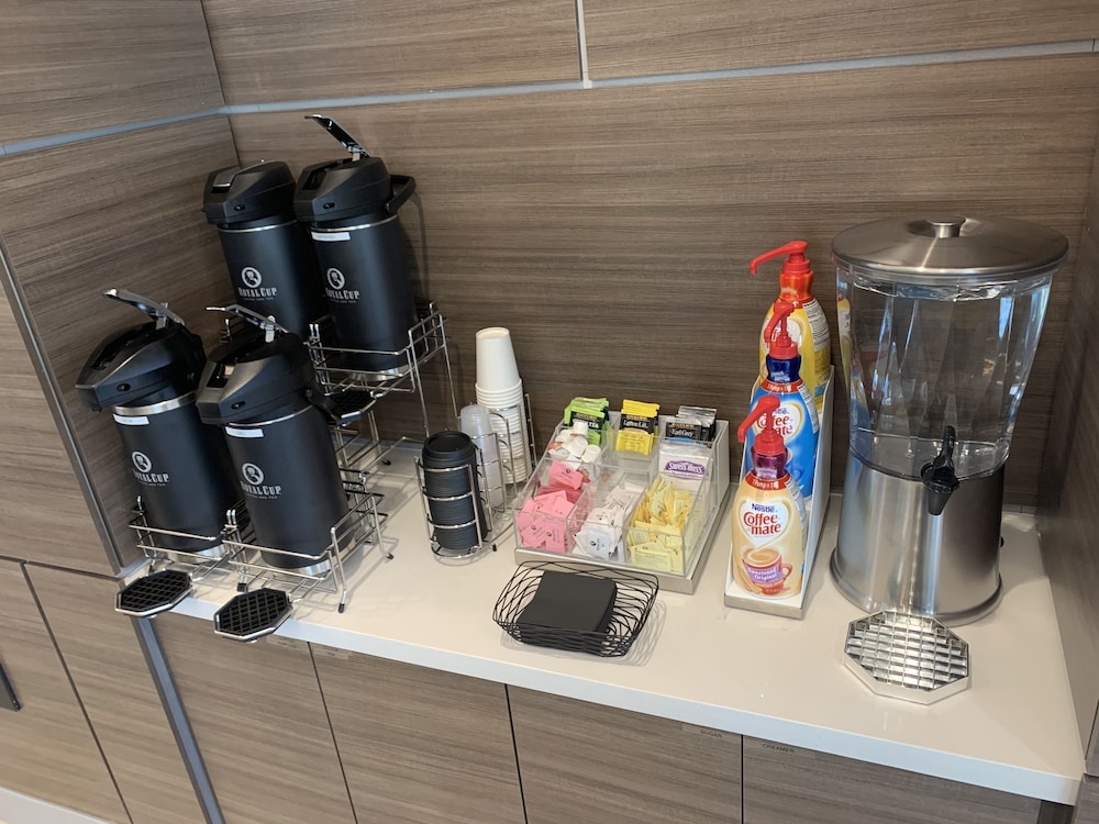 La Quinta Inn & Suites by Wyndham Kansas City Beacon Hill 20/44