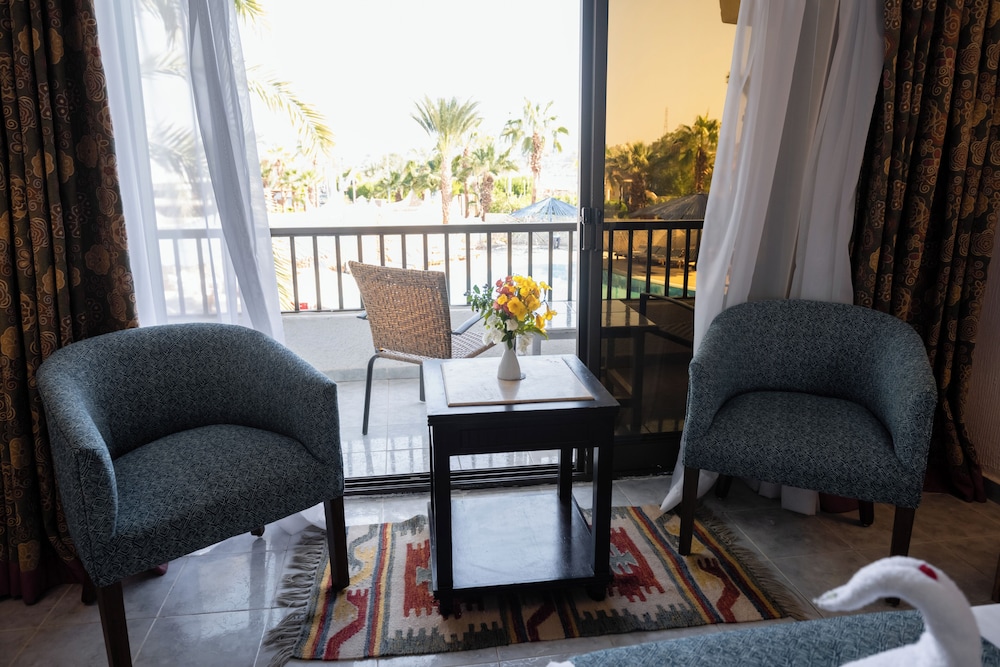 Turquoise Beach Hotel 24/50