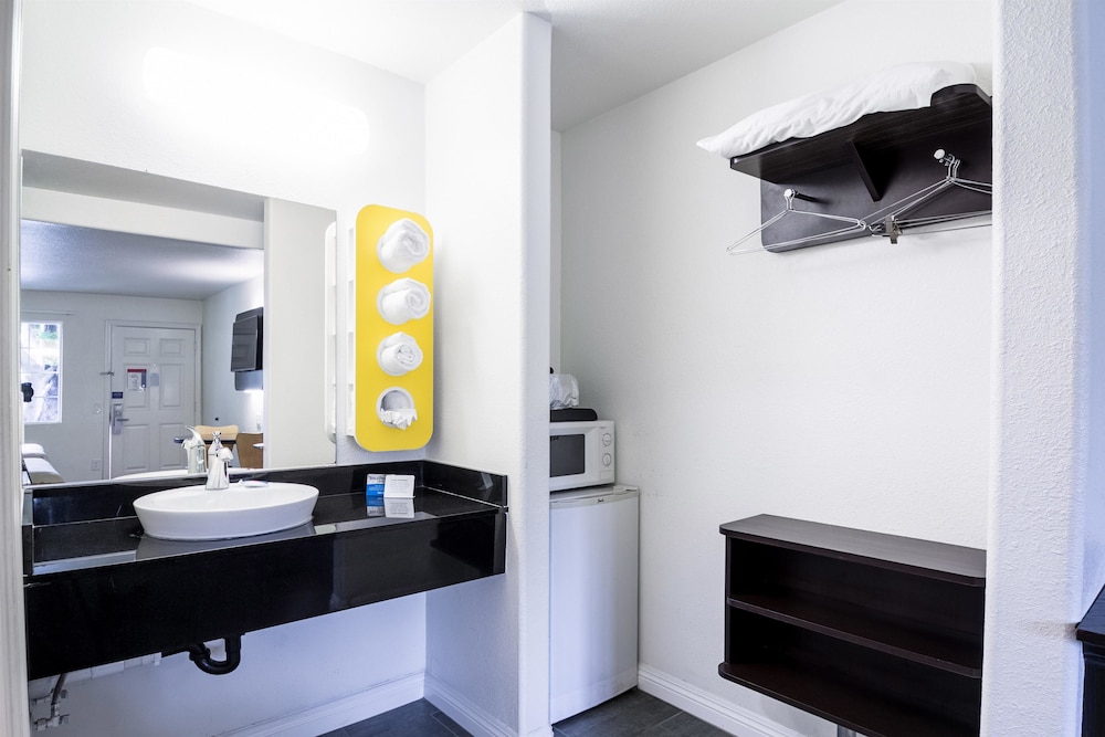 Motel 6 Monterey Downtown 47/66