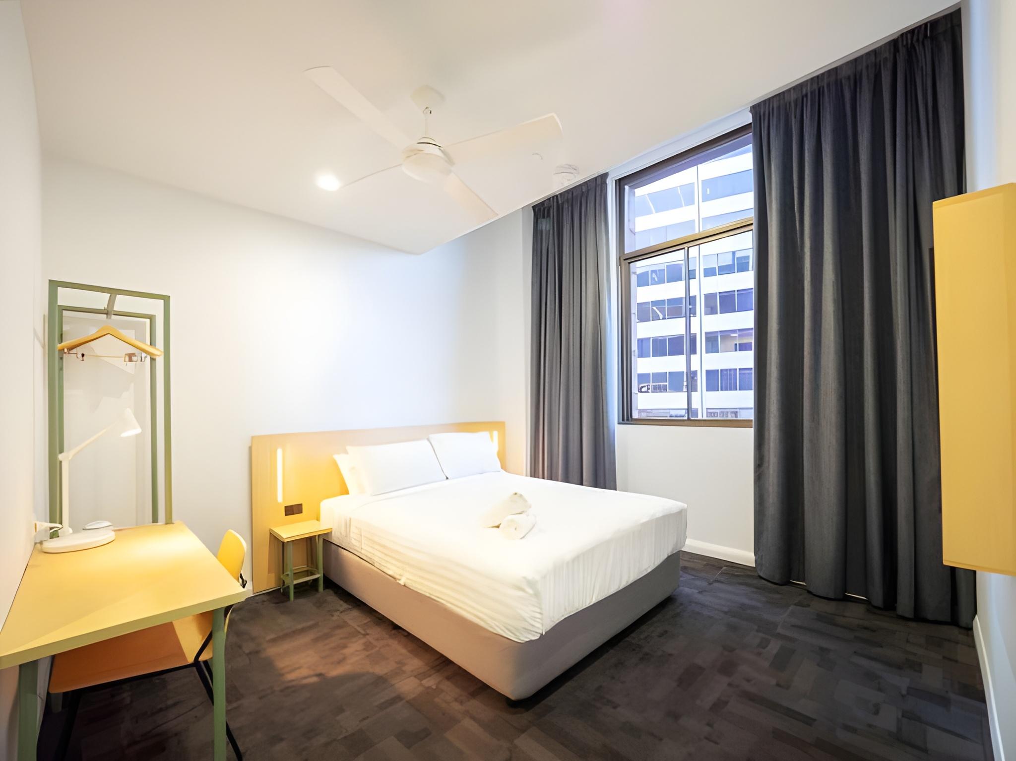 Plus, 4 Beds, Queen Bed