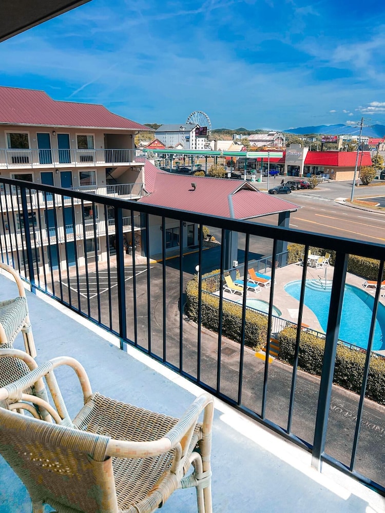 Baymont by Wyndham Pigeon Forge near Island Drive 1/28