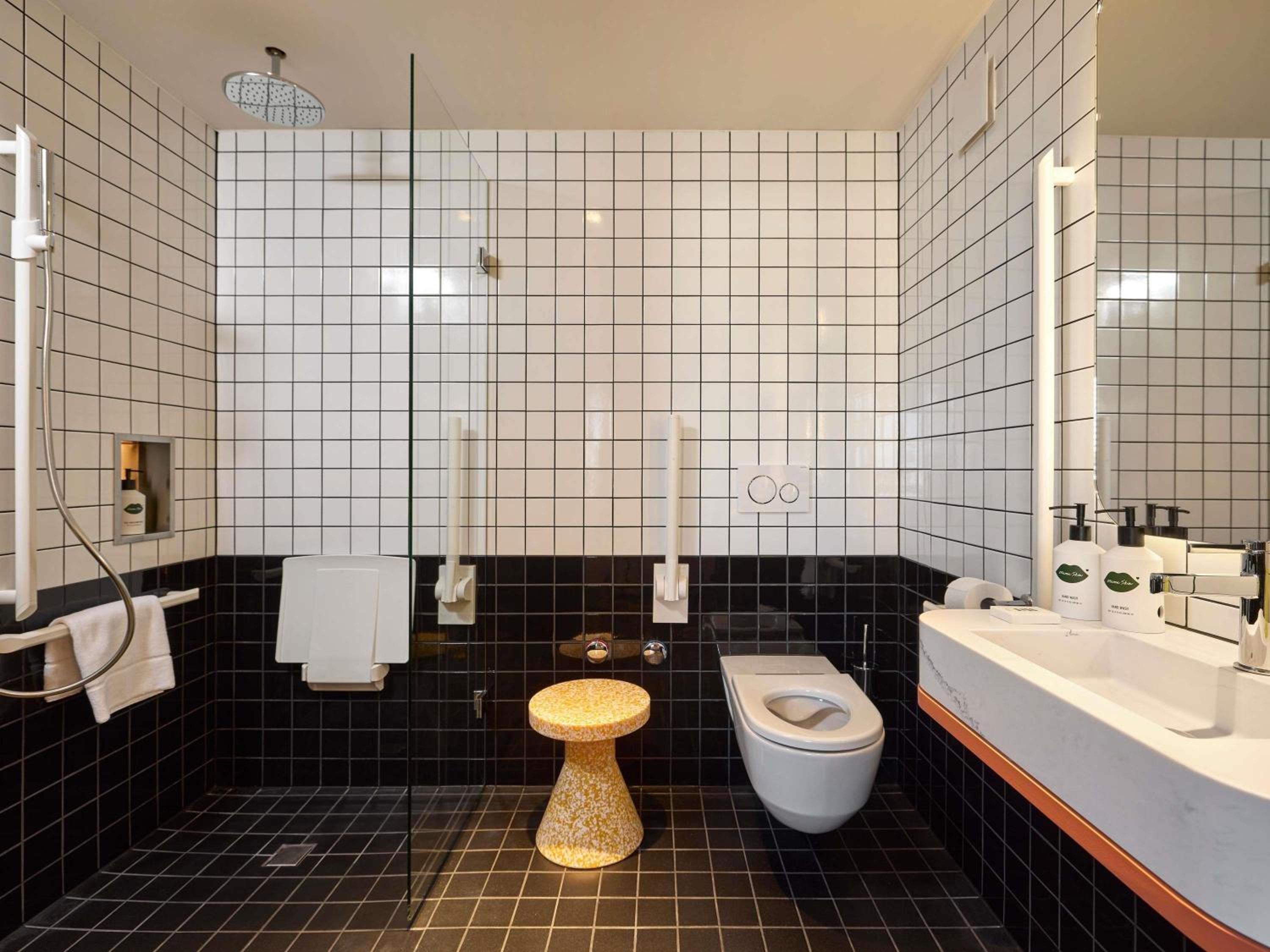 Large Mama, Double Bed, Accessible، Mama Shelter Zurich 2/5