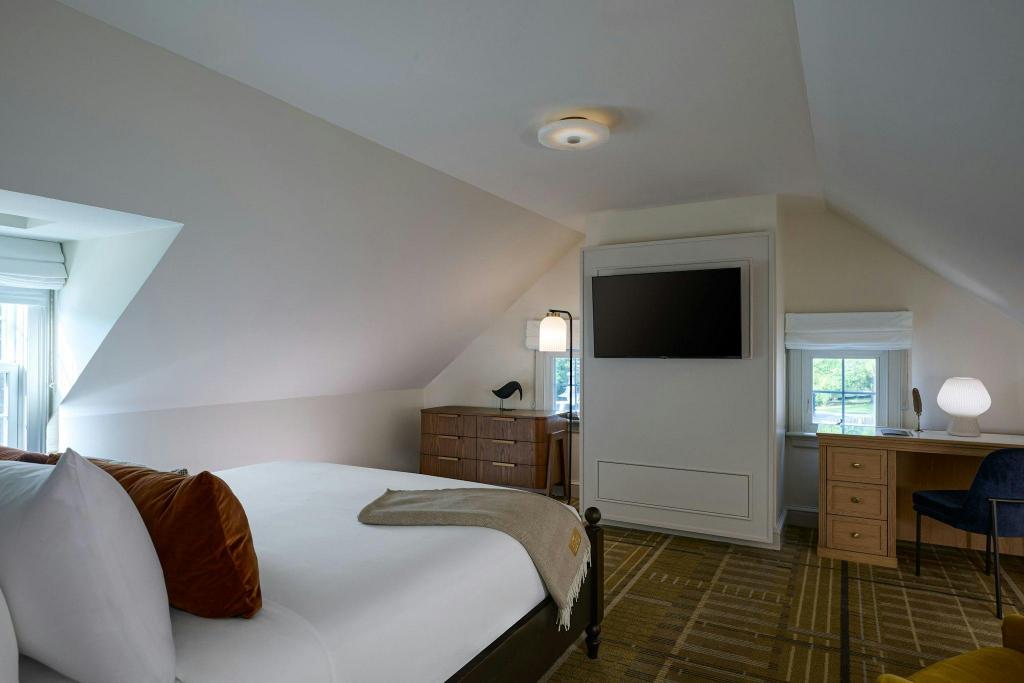 1 Bedroom, Edgar Allan Poe, Suite, King Bed, Sofa