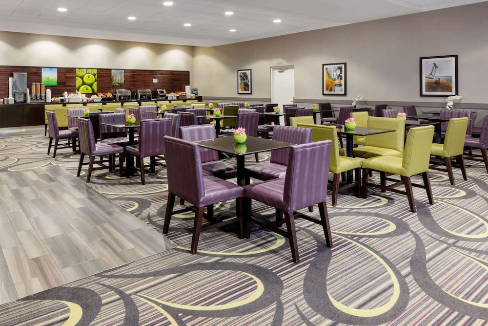 La Quinta Inn & Suites by Wyndham Clifton/Rutherford 30/50
