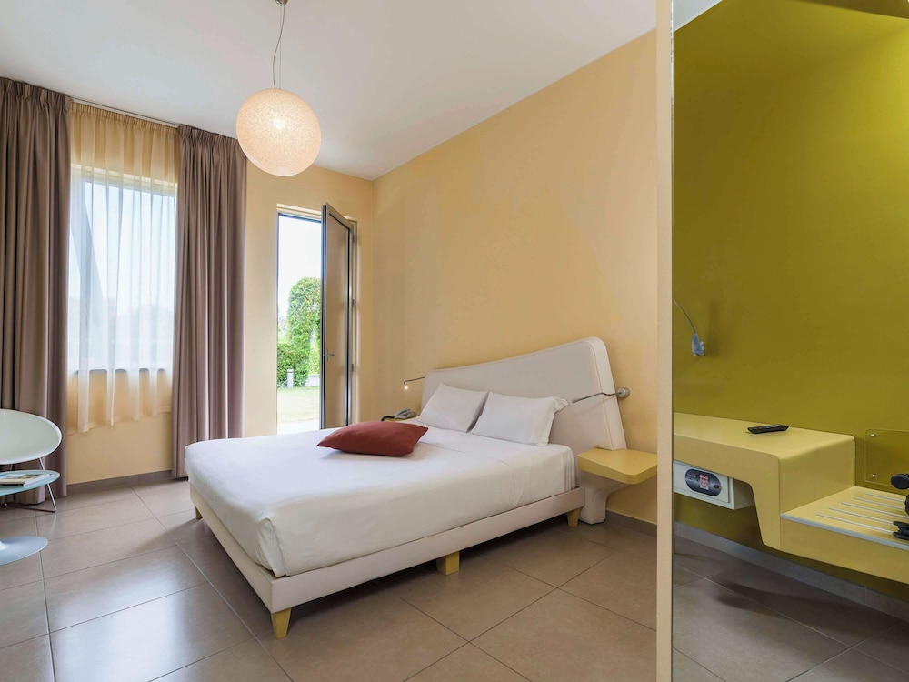 Superior, King Bed, Garden Side