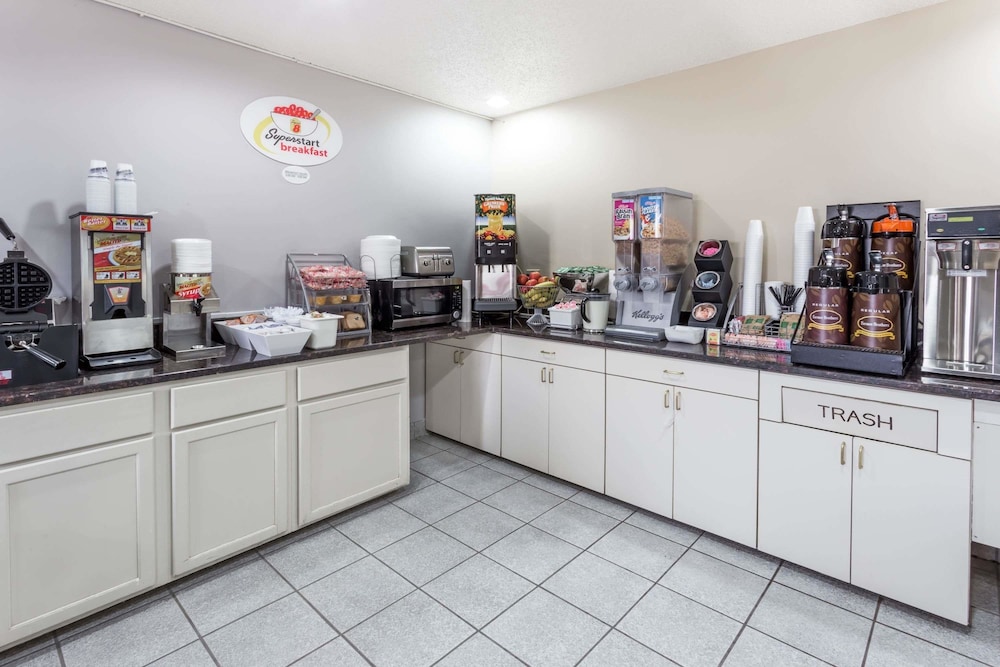Super 8 by Wyndham Mundelein/Libertyville Area 36/45