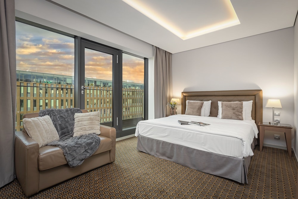 EXECUTIVE, DOUBLE OR TWIN BED, SOFA, BALCONY