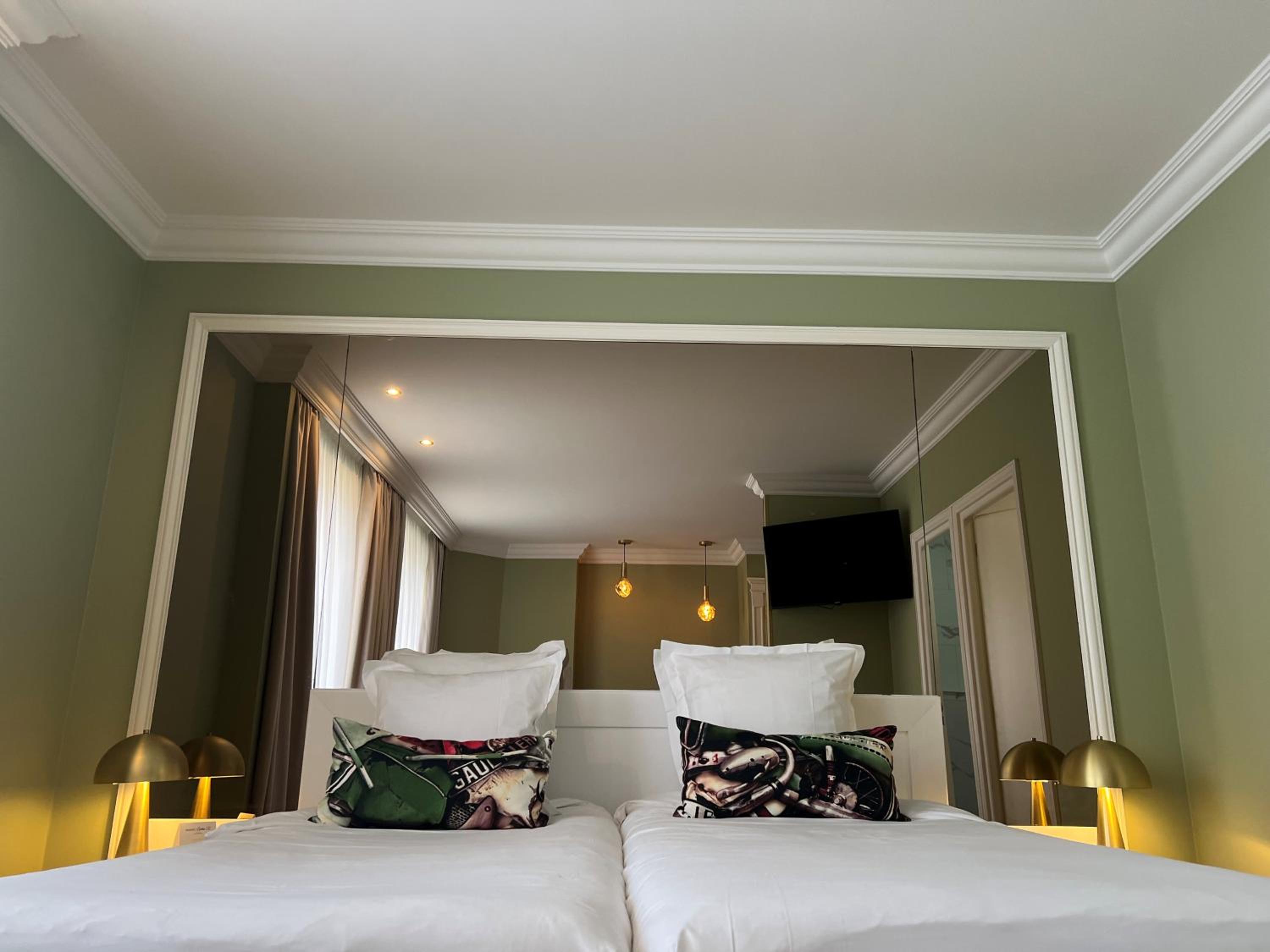 Room, Triple