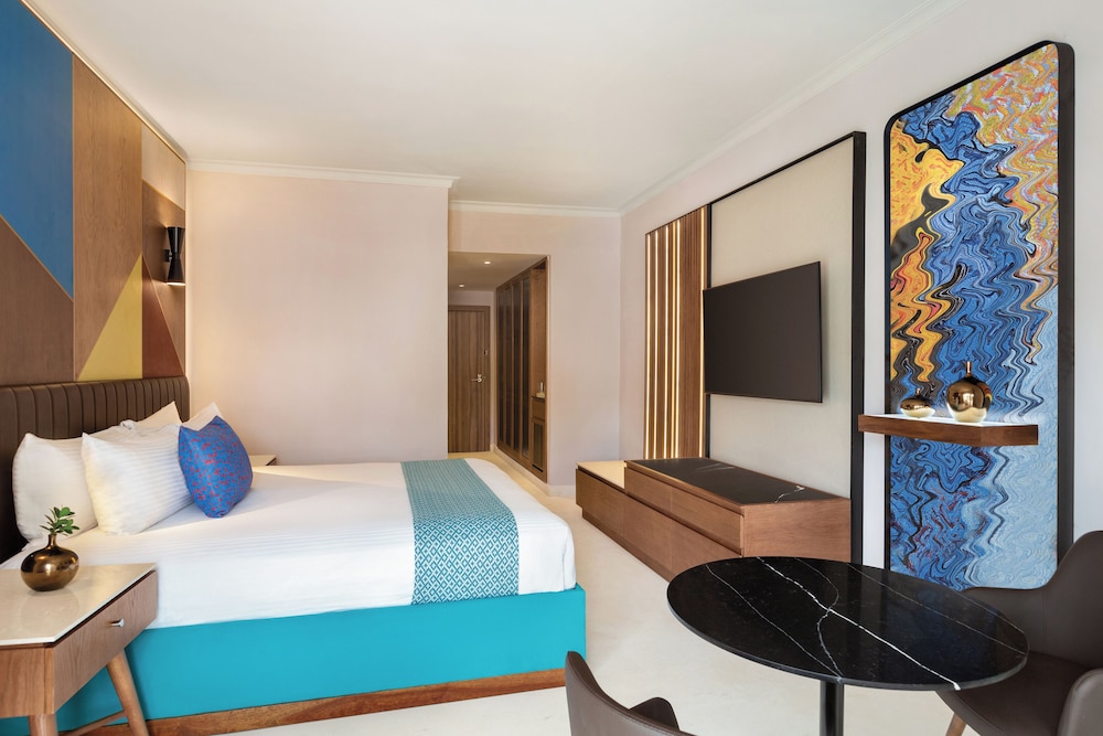 Preferred, Club, King Bed, Pool View