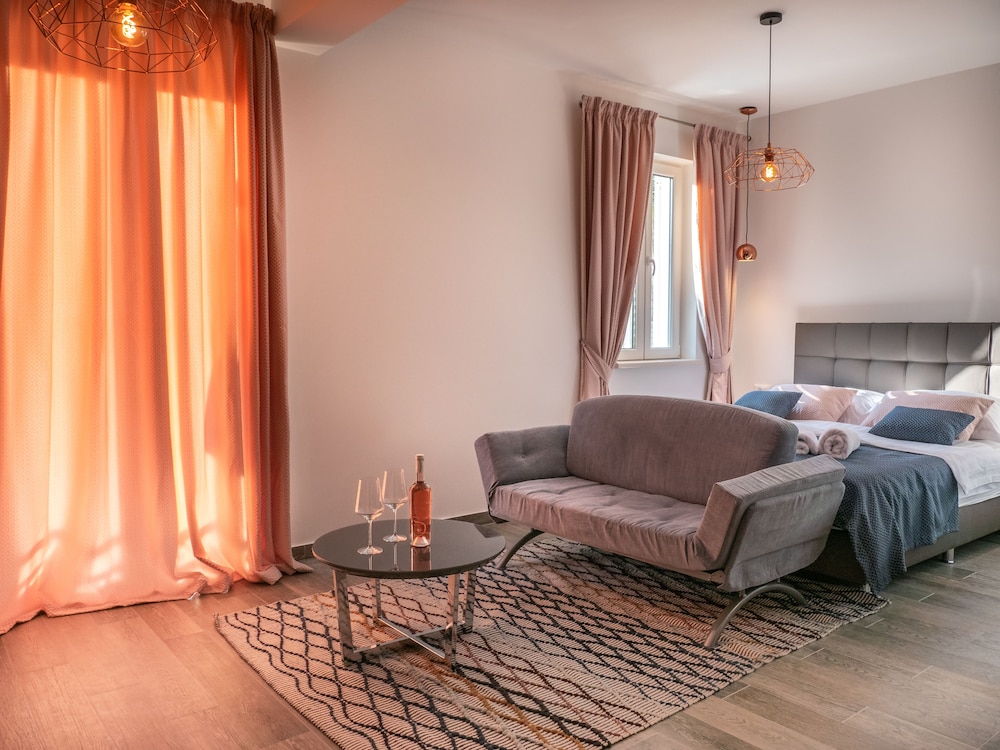 Boutique Pine Tree apartments 28/50