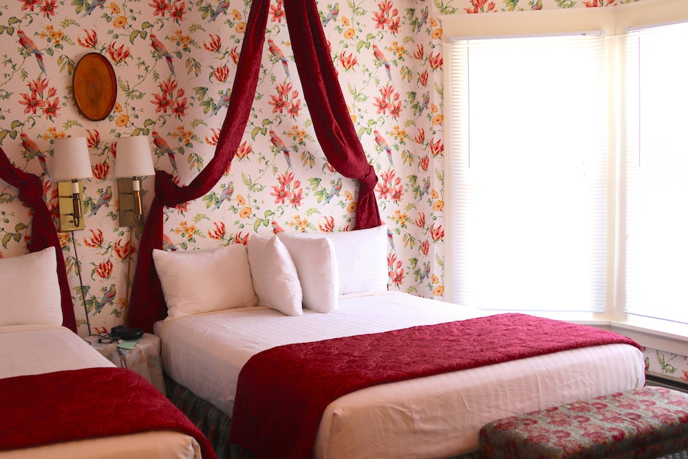 Colonial, Premium, 2 Queen Beds