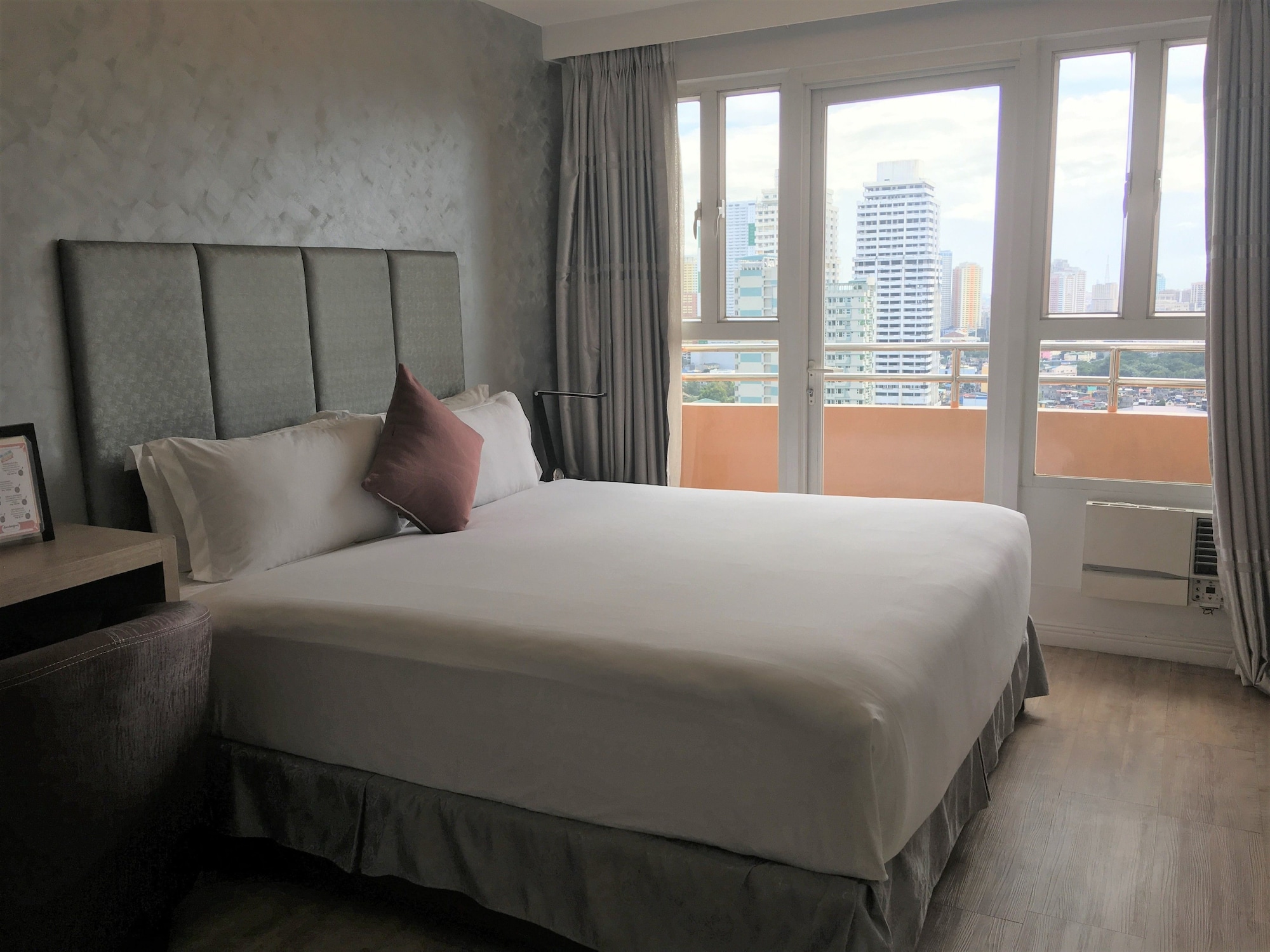 Deluxe, Regency Grand Suites 3/10