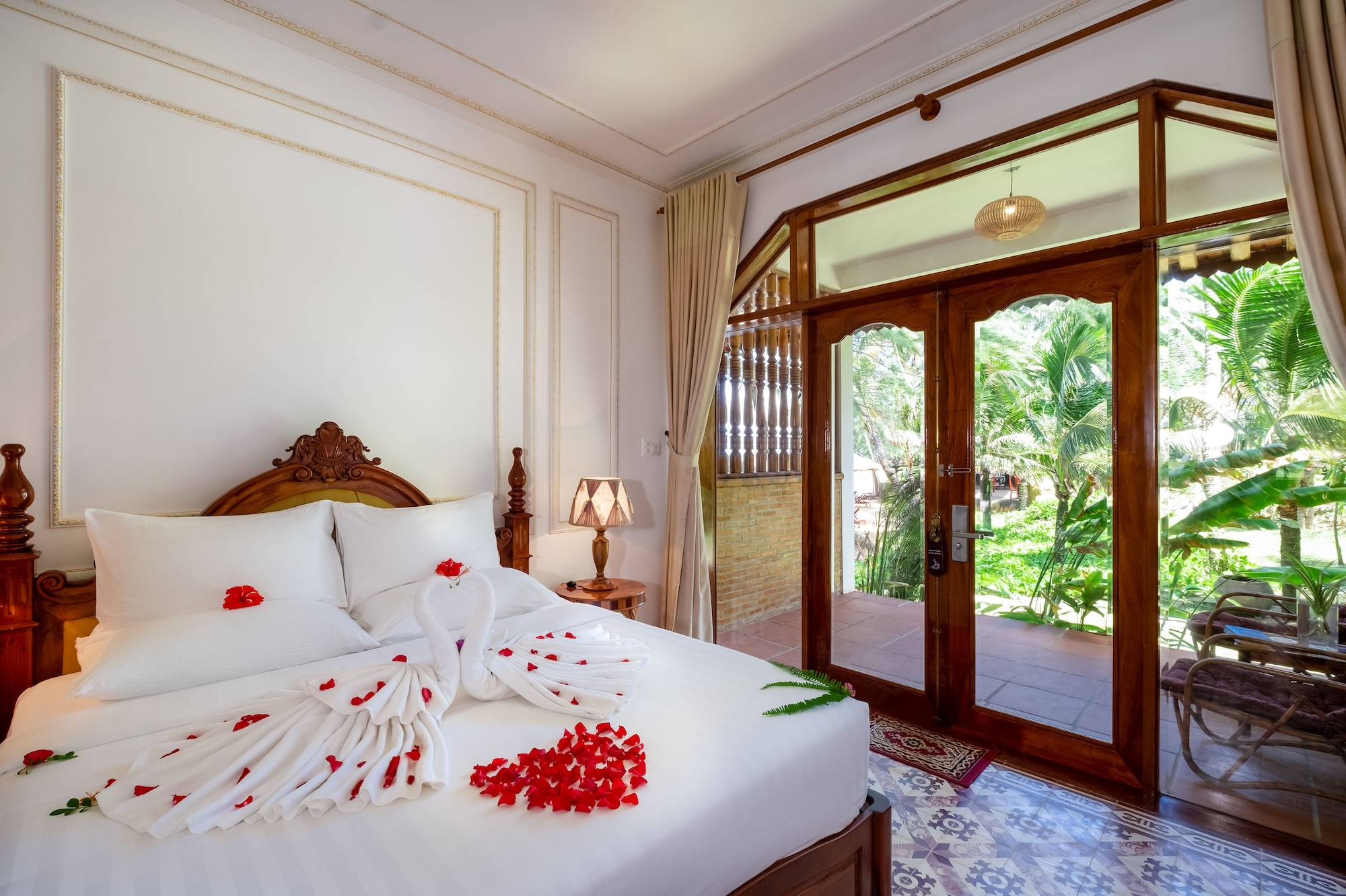 DELUXE, PARTIAL SEA VIEW