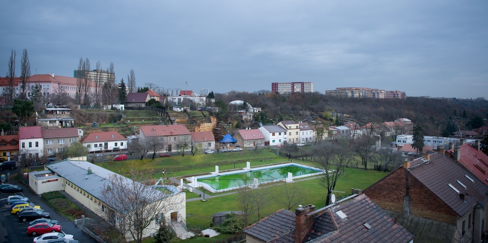 Henrietta Hotel 37/41