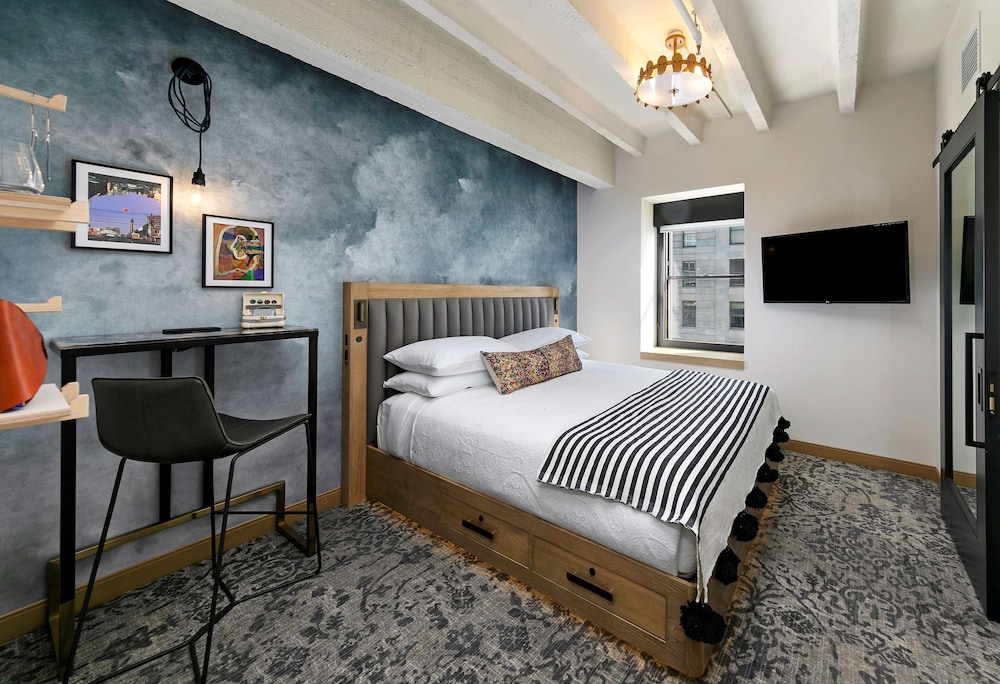 URBAN, KING BED, CITY VIEW